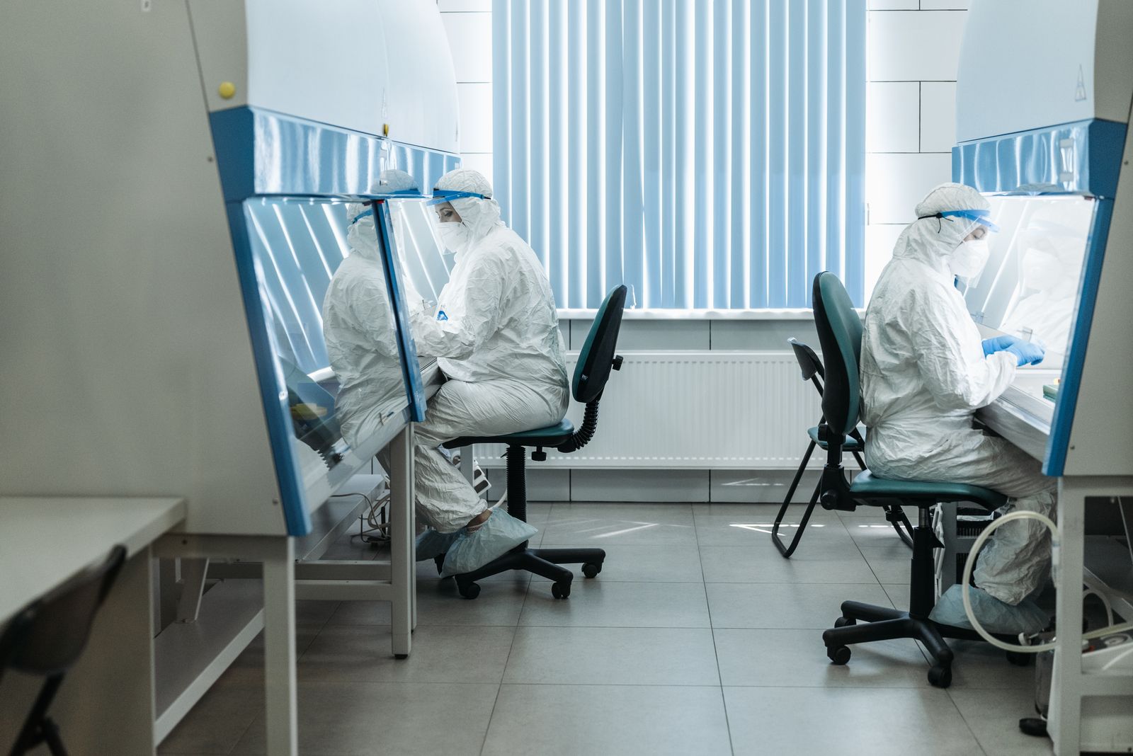 Wetenschappers in beschermende pakken werken in een cleanroom