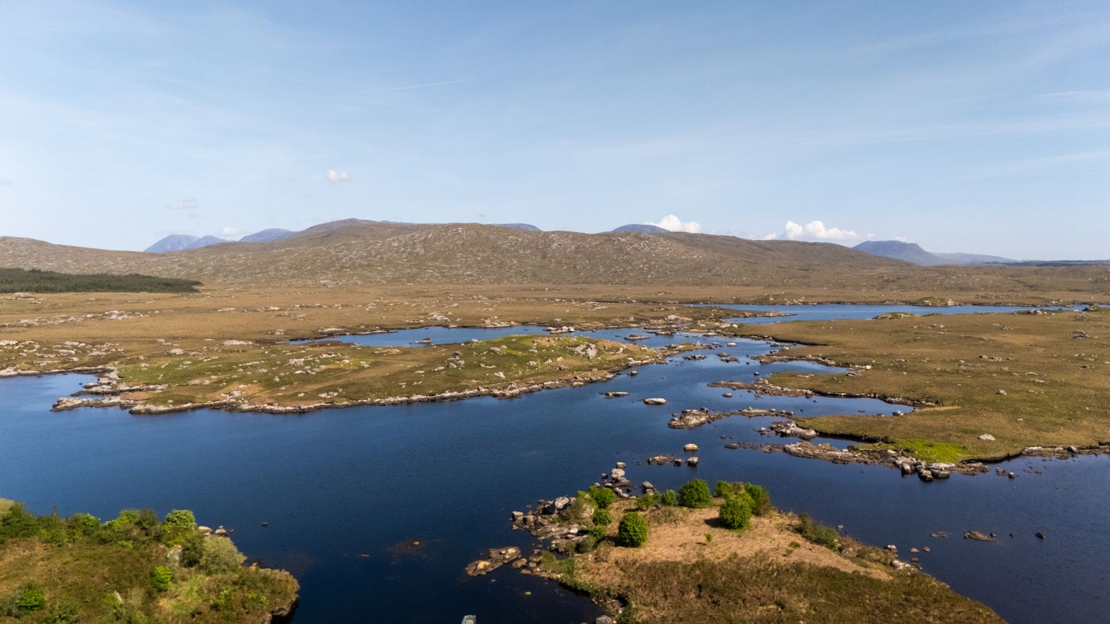Landschap in Connemara, Ierland, met heuvels en water