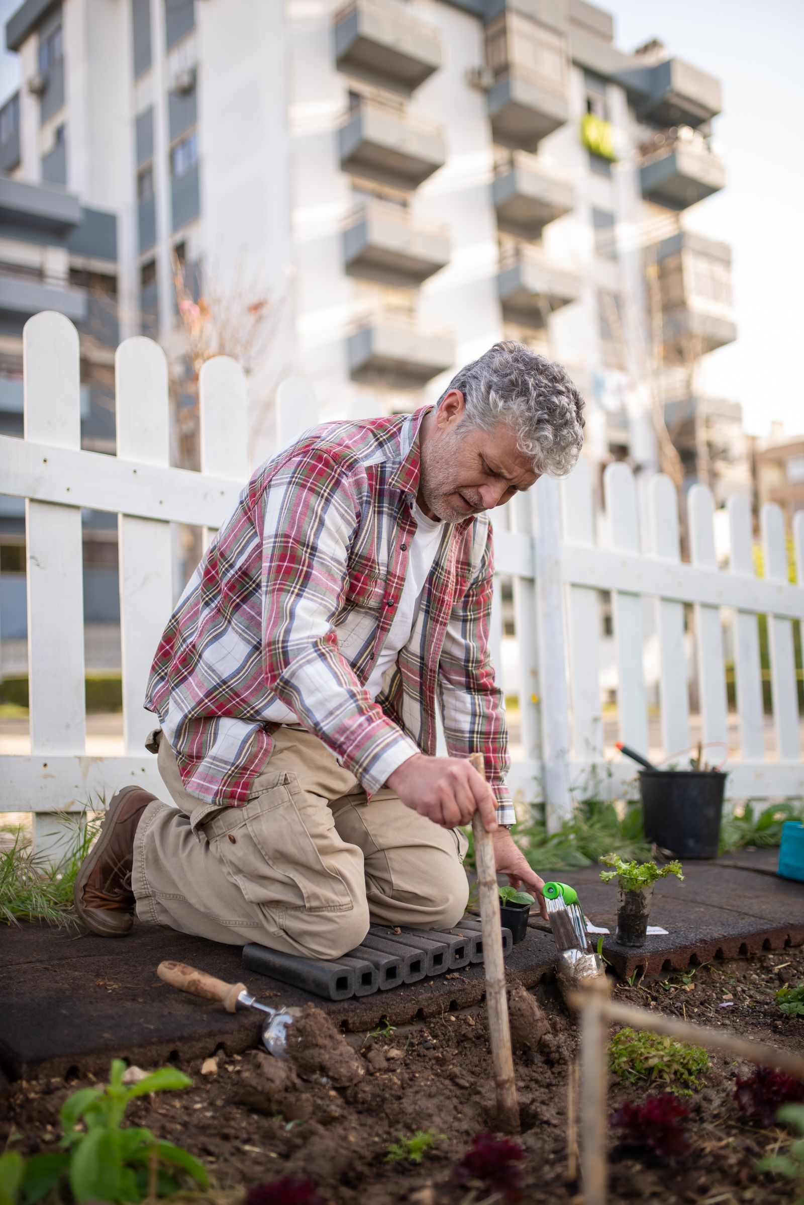 Ouder echtpaar werkt samen in een moestuin