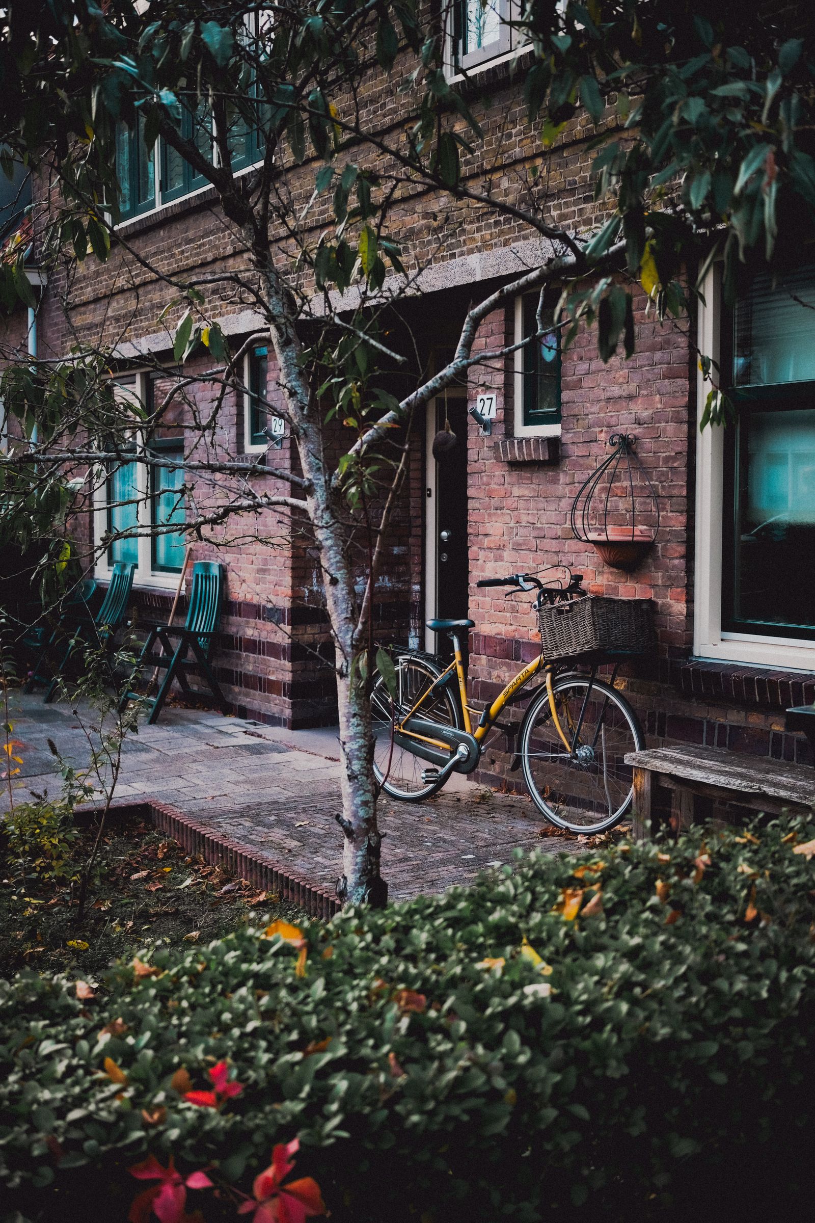 Woningvoorgevel met een oude fiets ervoor